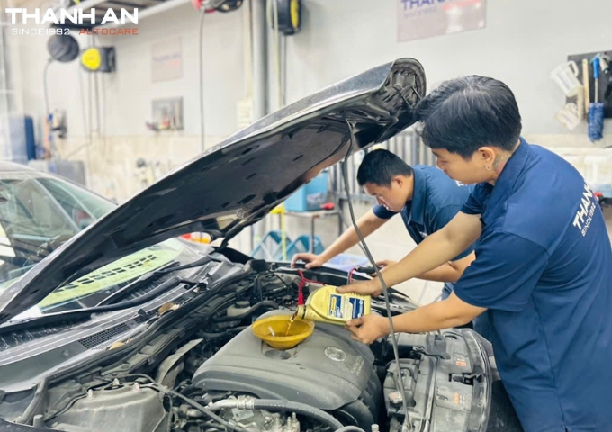 Thay nhớt xe ô tô tại trung tâm bảo dưỡng uy tín tại gara